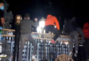 Протестующие в Кыргызстане пошли на штурм Белого дома