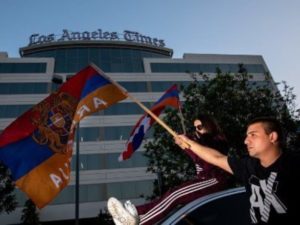 В Лос-Анджелесе сотни армянских демонстрантов перекрыли улицы, ведущие к изданию «Los Angeles Times»