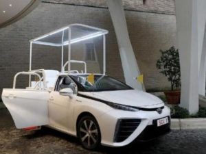 Новым автомобилем Папы Римского стал водородный седан Toyota
