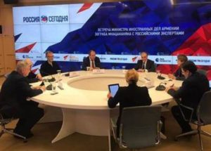 Глава МИД Армении встретился в Москве с российскими экспертами и политологами