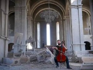 Известная турецкая писательница поделилась видео с виолончелистом, играющим в соборе Шуши