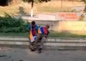 ВС Азербайджана демонстративно расстреляли двух плененных гражданских лиц, облаченных во флаг Армении