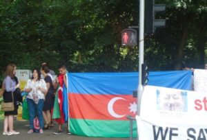 Наши сыновья жертвуют своими жизнями ради сохранения диктатуры и коррупции клана Алиева: Бунт в Азербайджане