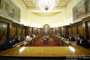 Премьер-министр Армении встретился с внепарламентскими силами