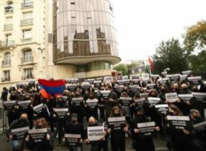 Армяне провели акцию протеста перед посольством Турции в Париже