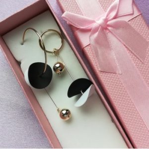 Серьги: аксессуар, который имеется в шкатулке практически у каждой девушки