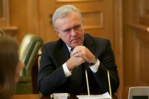 Александр Усс поручил контролировать рост цен на продукты и лекарства в Красноярском крае