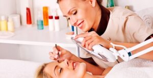 На что обратить внимание при выборе косметолога?