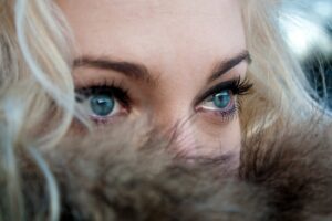 Почему слезятся глаза на улице?