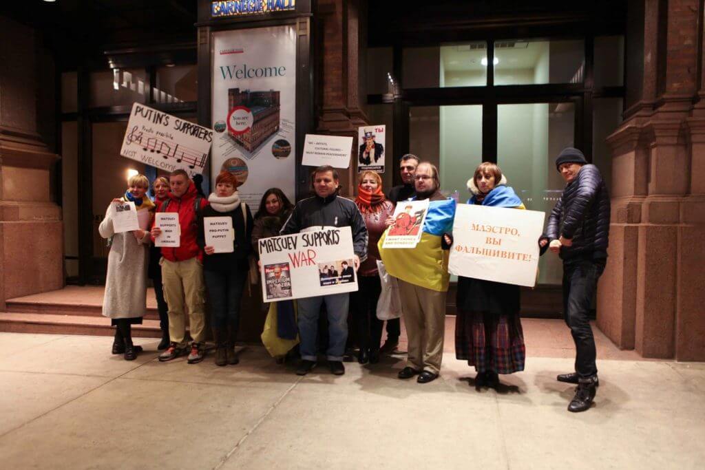 В Нью-Йорке и Бостоне провели пикеты против пианиста Дениса Мацуева