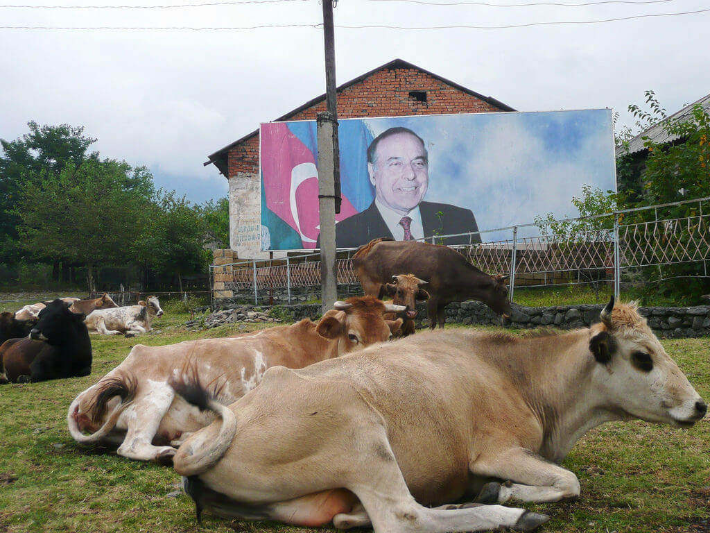 «Деловая газета»: Армения по уровню зарплат опережает Азербайджан, где валютные запасы Центробанка снизились на 20%