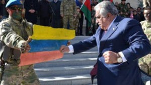 Глава Дашкесанского района Азербайджана переломал себе пальцы, пытаясь сломать «армянский флаг»