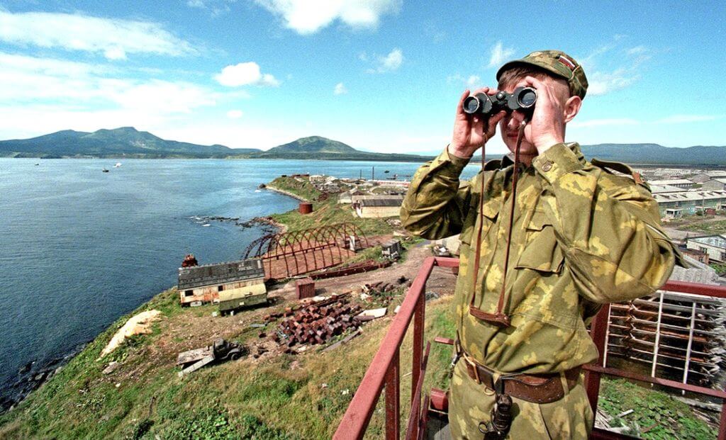 В случае передачи южных Курил Японии на островах могут разместить военные базы США