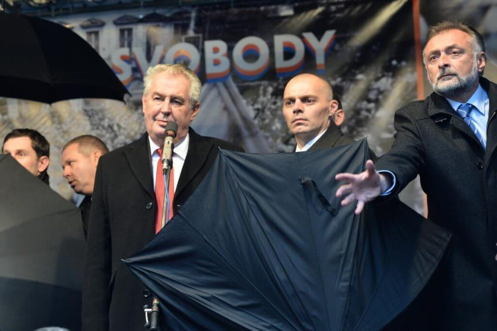 Суд Праги признал, что бросание яиц в президента не является преступлением и не должно караться