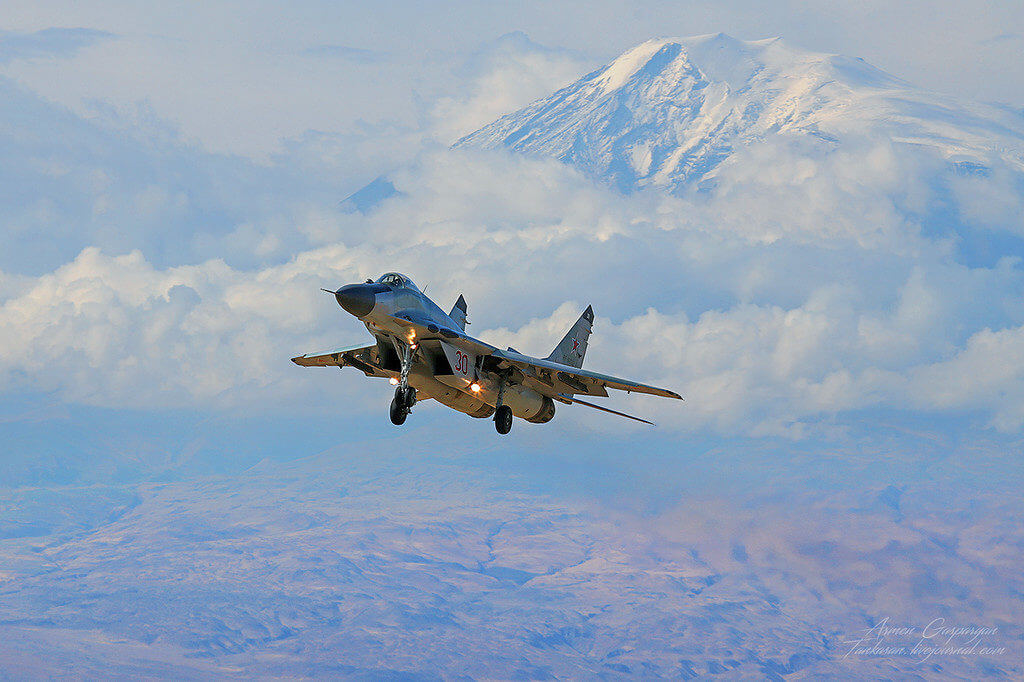 Глава армянского минобороны назвал Россию стратегическим партнером