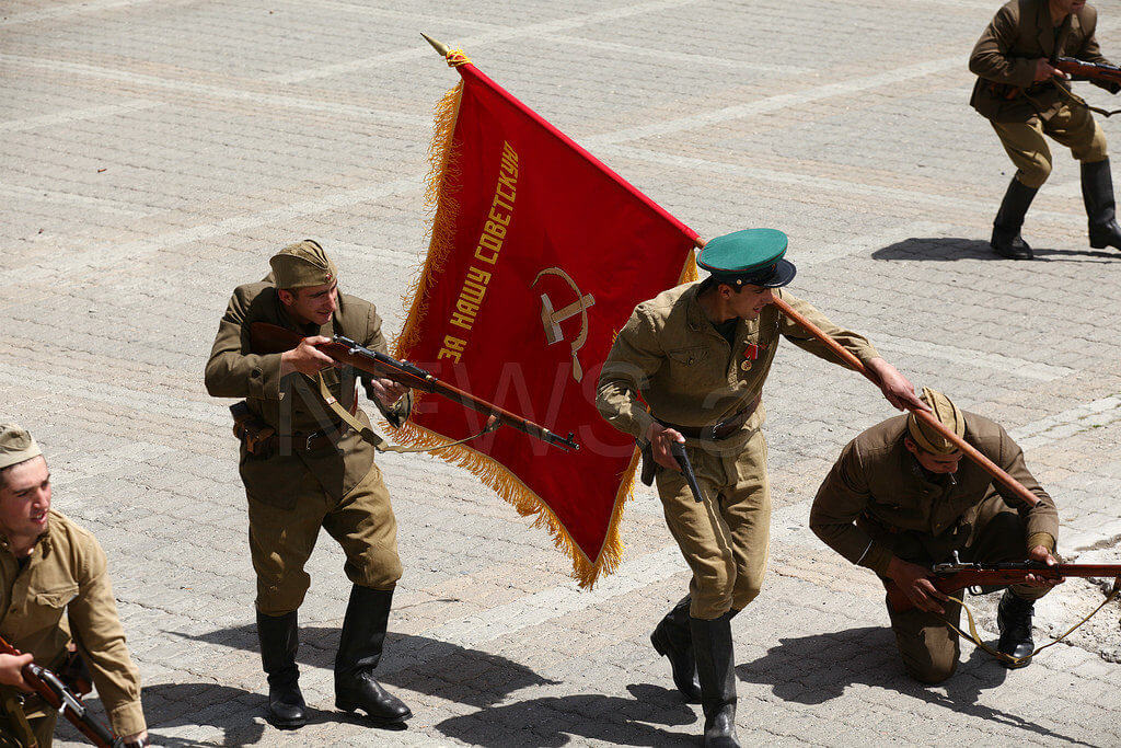 Над парком Победы в Ереване взвилось знамя прославленной Таманской дивизии