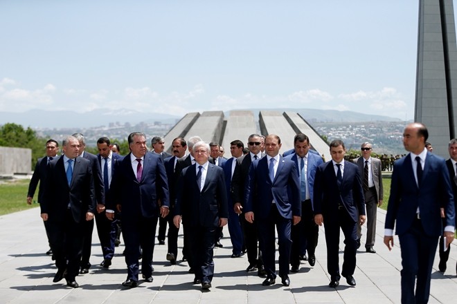 Президент Таджикистана почтил память жертв Геноцида армян