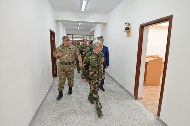 Президент Саргсян посетил боевые позиции Тавуша (Фото)