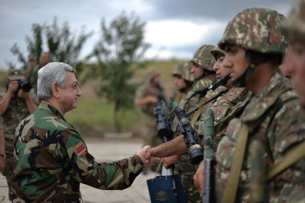 Президент Саргсян посетил боевые позиции Тавуша (Фото)