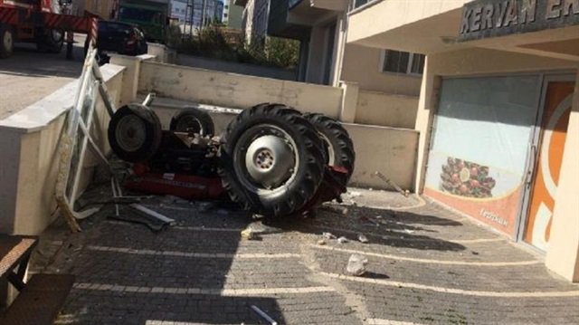 В Турции трактор упал с третьего этажа
