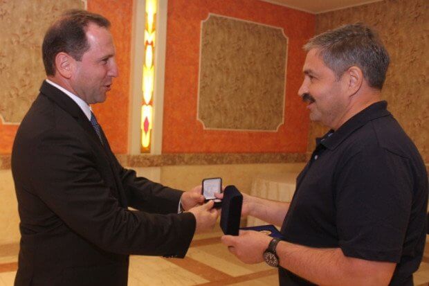 Глава МЧС Армении вручил медали членам экипажа российского самолета «Ил-76»