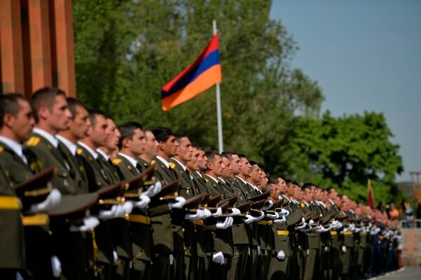 Выпускникам военных учебных заведений Армении в Сардарапате вручили дипломы