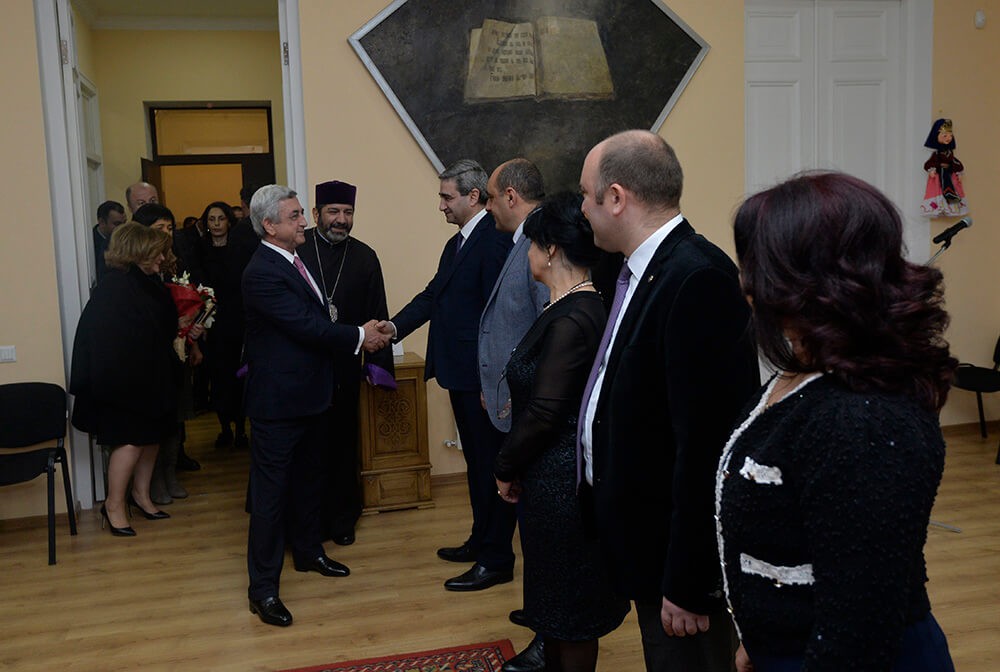 Президент Саргсян посетил научно-культурный центр “Дом Ованнеса Туманяна” в Тбилиси