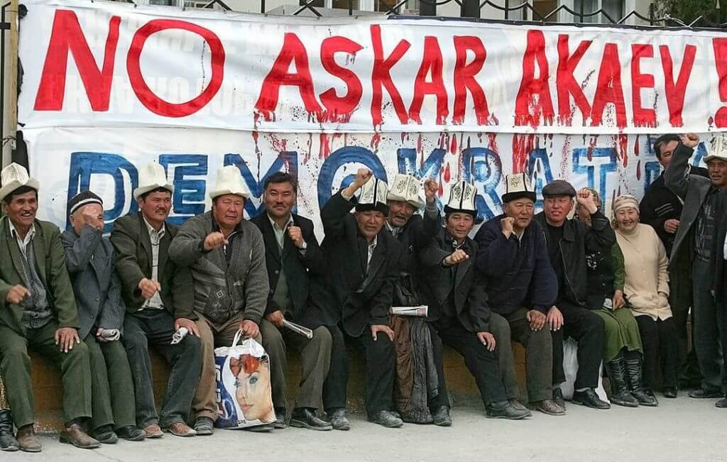 Бывшего президента Кыргызстана закидали яйцами в Германии