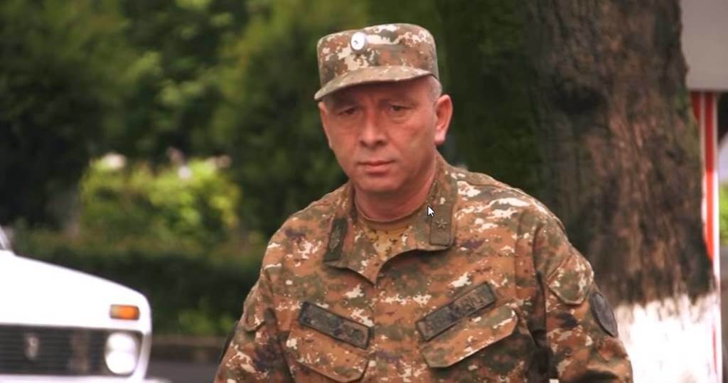 Президент Армении вручил именное оружие заместителю командующего Армией обороны