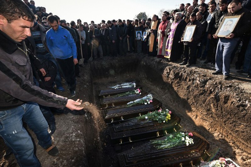 В Армении сегодня вспоминают жертв чудовищного убийства в Гюмри