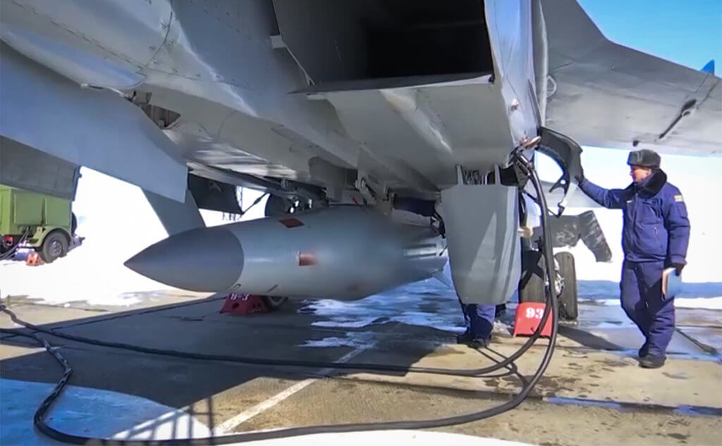 Минобороны России показало пуск гиперзвуковой ракеты «Кинжал»