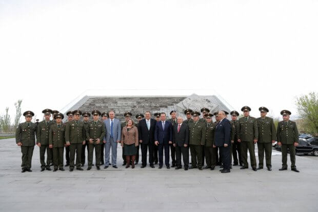 Министр обороны Греции посетил военный пантеон «Ераблур» в Ереване