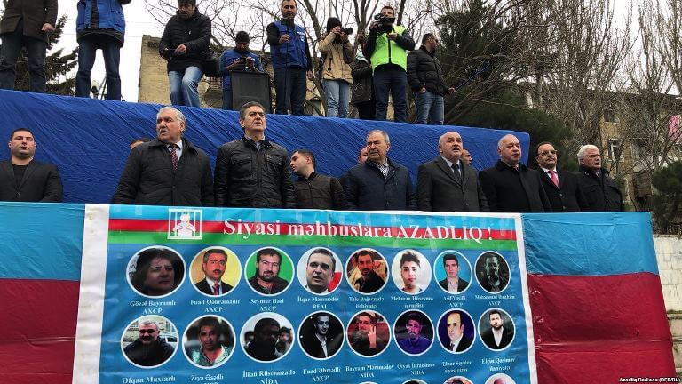 В Баку проходит митинг под лозунгом "Нет грабежу, конец монархии!", "Алиев, вспомни Каддафи"