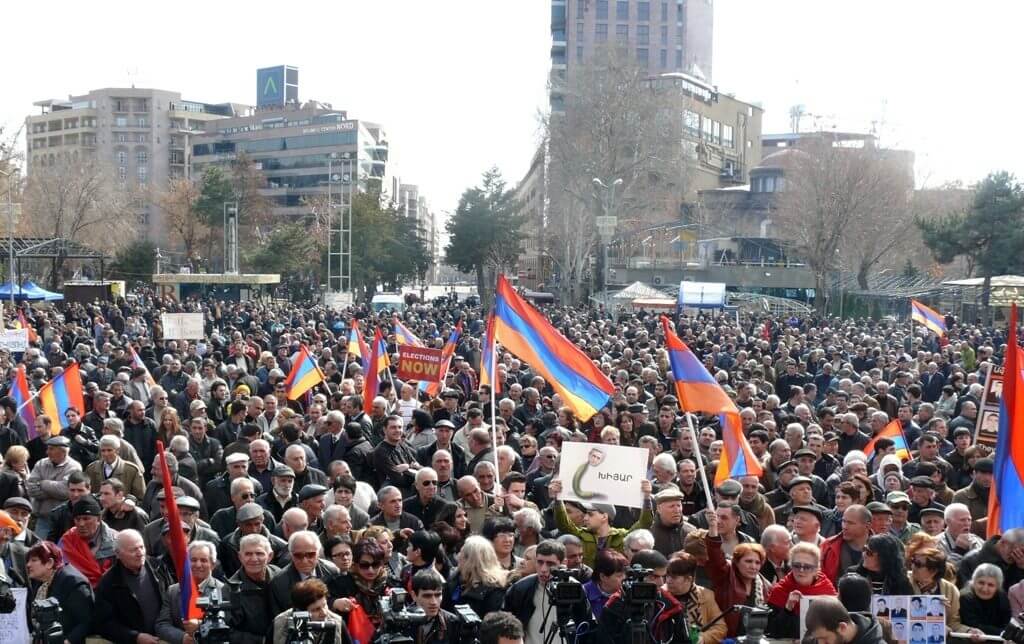 В Ереване начался митинг против «увековечения режима»