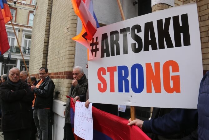 Армяне Лондона митингом ответили азербайджано-турецкой общине