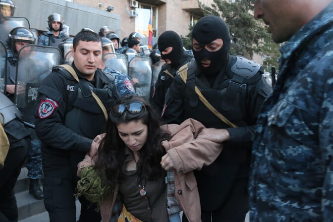 Защитники преступного режима: задержаны десятки демонстрантов, протестный марш продолжается