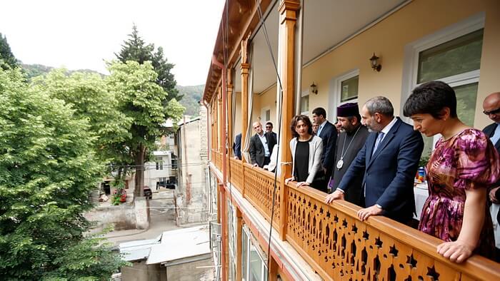 Никол Пашинян посетил научно-культурный центр «Дом Ованеса Туманяна» в Тбилиси