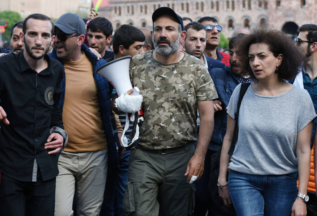 Новоизбранный премьер-министр Армении с супругой уже в своей резиденции