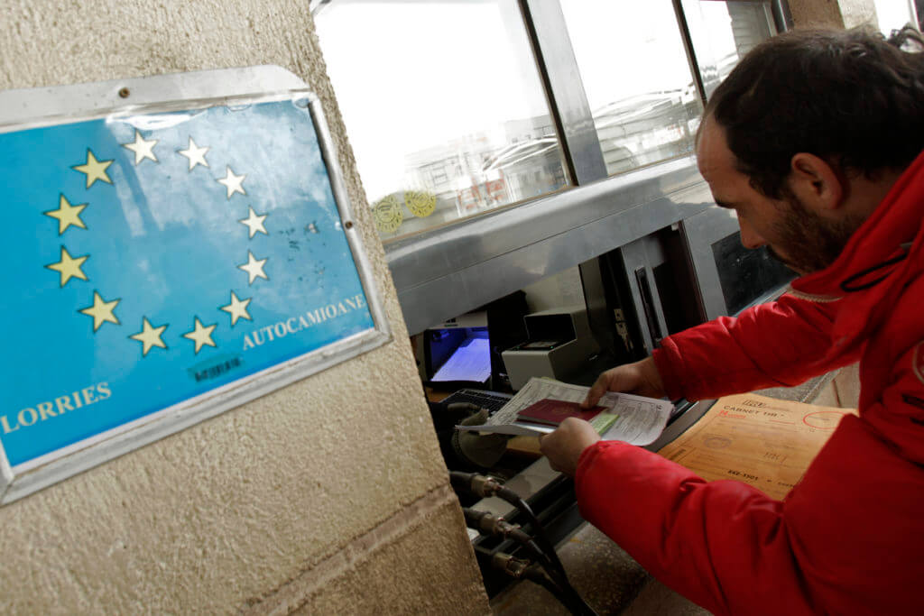 Страны ЕС депортировали десятки граждан Грузии на родину