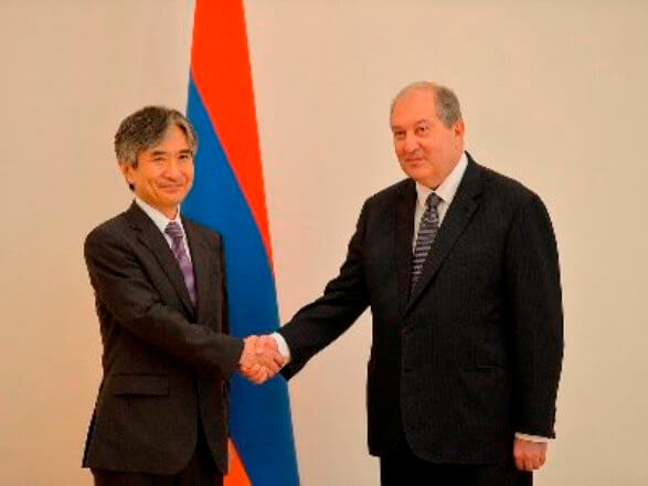 Посол Японии вручил президенту Армении верительные грамоты