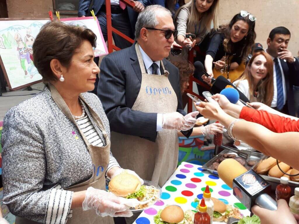 Если не понравится, то уйду в отставку: Президент Армении готовит гамбургеры для детей