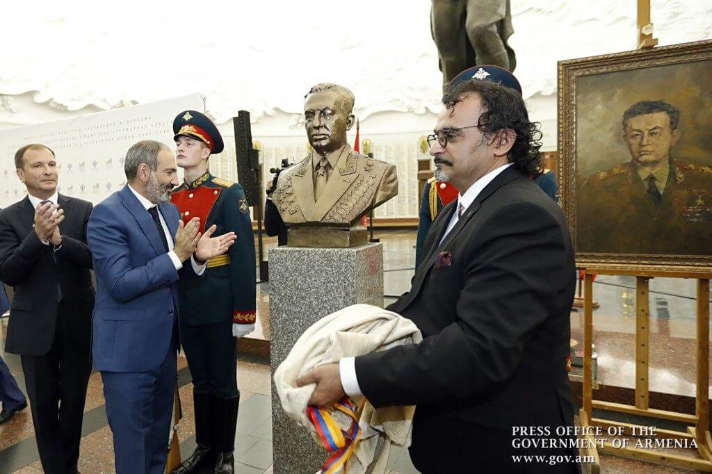 Никол Пашинян присутствовал на открытии бюста маршала Амазаспа Бабаджаняна в Москве