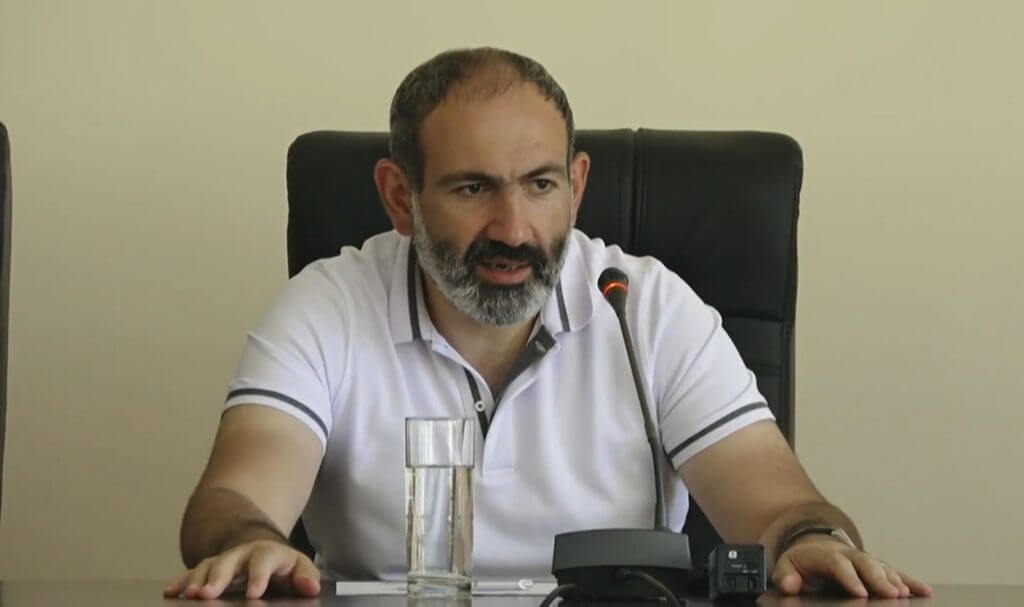 Никол Пашинян в КПП Мегри: А таможенники в своих дворах размещают такие же бочки?