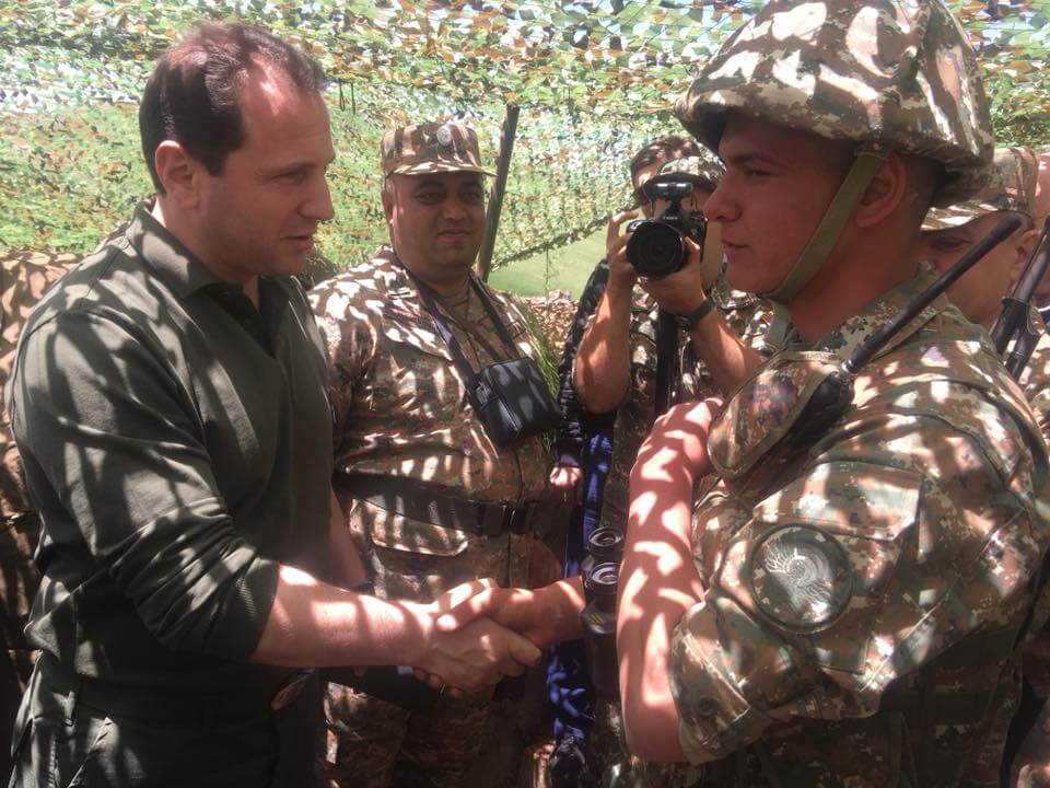 Глава Минобороны Армении посетил нахиджеванский участок границы и наградил бойцов за уничтожение вражеских постов