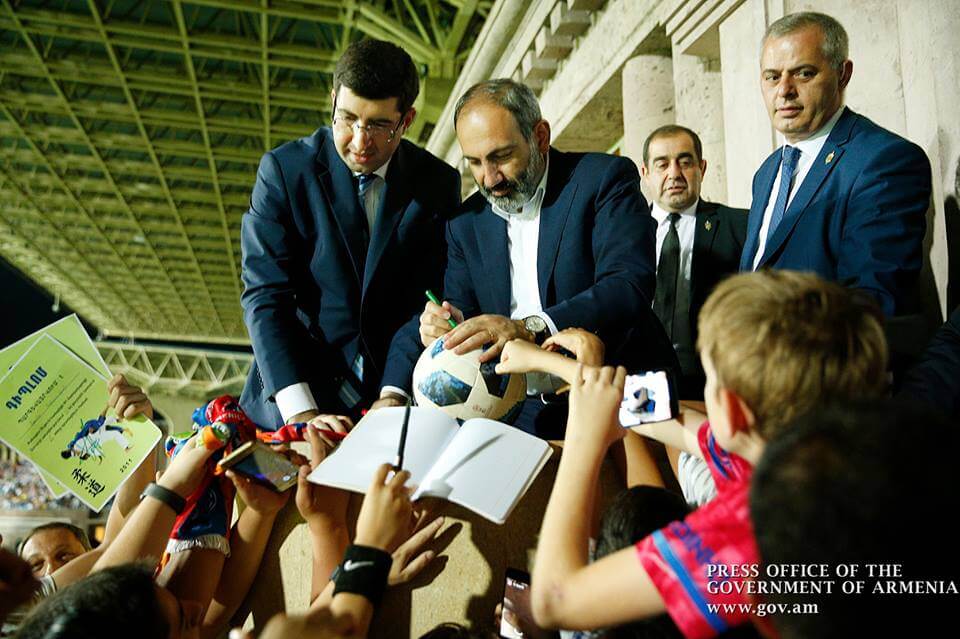 Никол Пашинян пришел на второй тайм товарищеского матча между легендами мирового футбола в Ереване