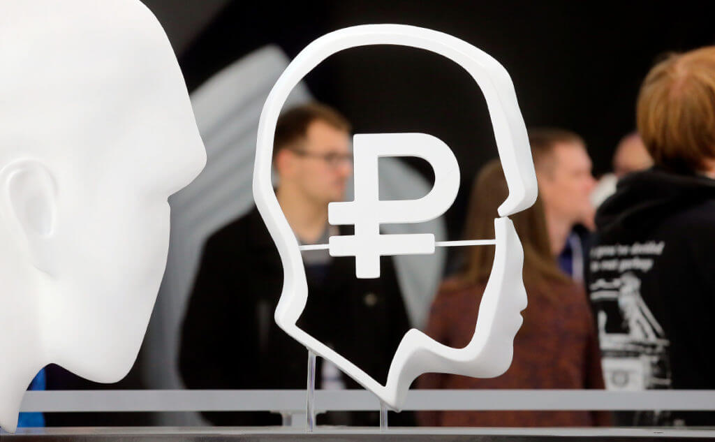 Рубль подешевел к доллару до рекордных с апреля 2016 года значений