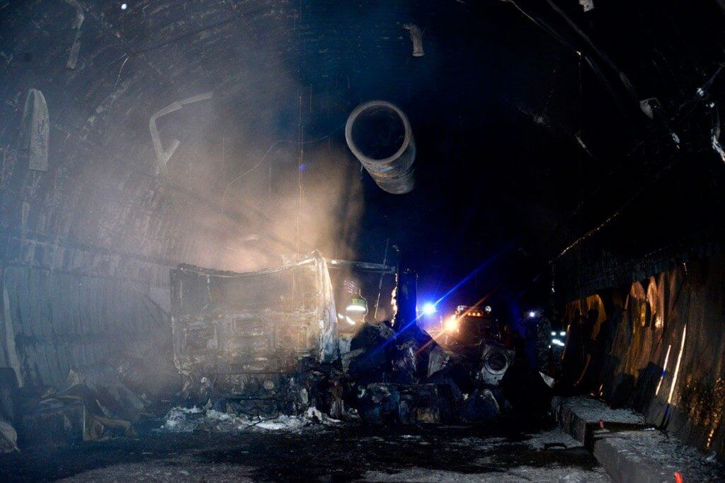 Дилижанский туннель серьезно пострадал от пожара, Минтранс предлагает ехать через Семеновку