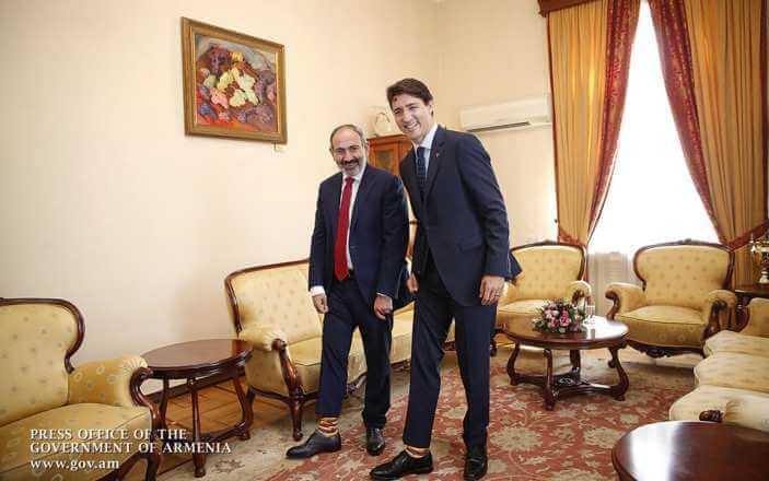 Премьеры Армении и Канады щеголяют в одинаковых носках