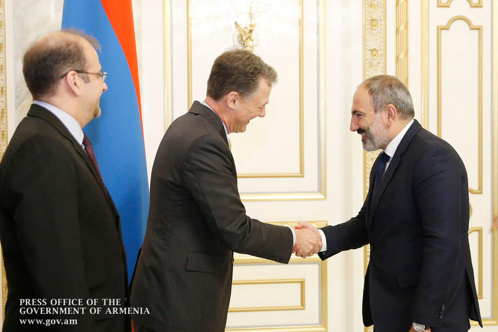Премьер-министр Армении принял ассистента госсекретаря США