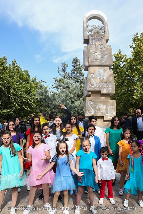 В Ереване открыт памятник-родник армянских столиц